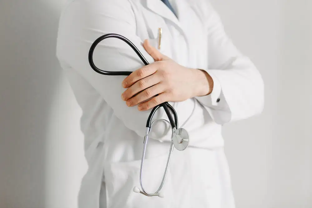 médecin en blouse blanche
